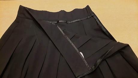 Predám čiernu skladanú minisukňu stradivarius veľ., stradivarius,m