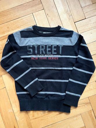 Modrý chlapčenský sveter, 122