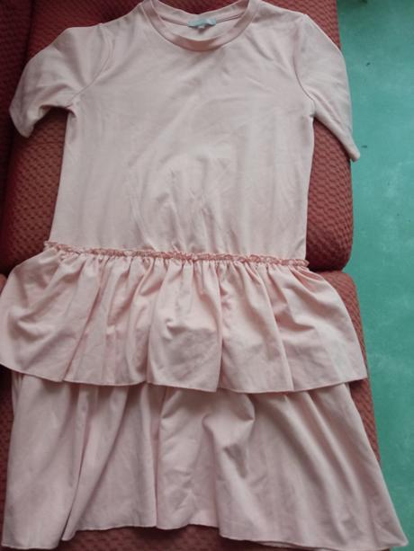 Elegantné hrubšie volánové šaty, xs