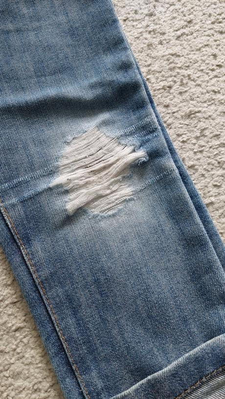 Štýlové rifle s dierami na kolenách, 98