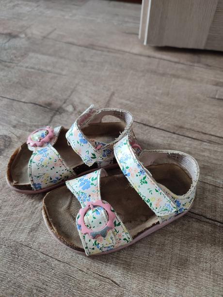 Sandálky vhodné na dvor, f&f,22
