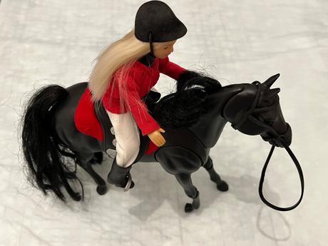 Čierny koník s jokejkou zn. teddies, 