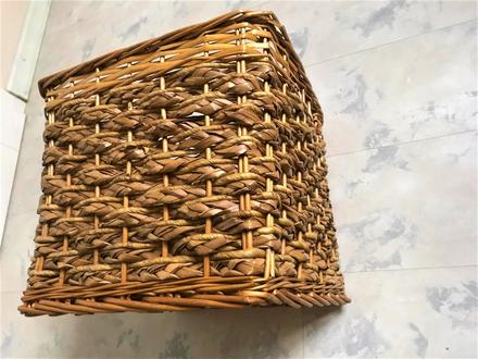 Veľký kôš z prútia,