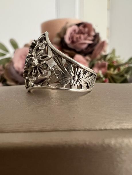 Anillo de plara y zafiro, 