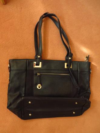 Kvalitná čierna dámska kabelka,