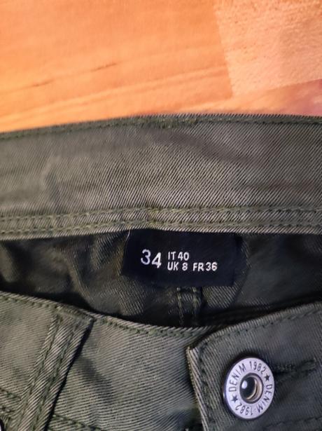 Strečové šortky, 36