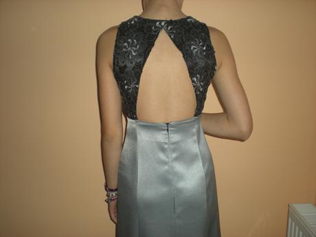 Saténové šaty, 36