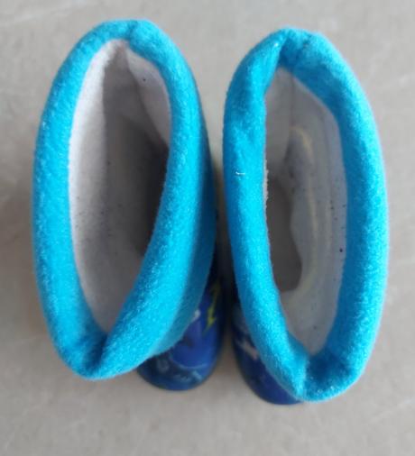 Gumáky so žralokmi, 24