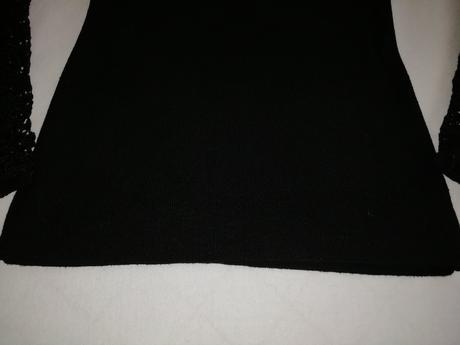 Čierny svetrík s čipkou na rukávoch, s