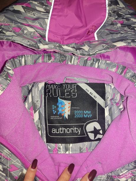 Overal na zimu, authority,92