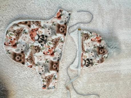 Čiapka a nakrcnik, 104