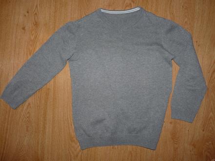 Sivý hladký sveter, 152