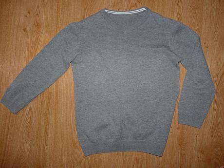 Sivý hladký sveter, 152
