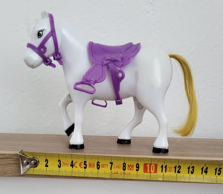 Kôň s fialovým postrojom,