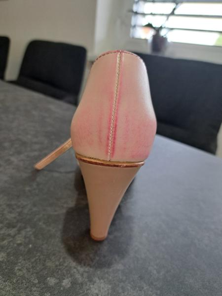 Ako vyčistiť poškodené kožené svadobné topánky?