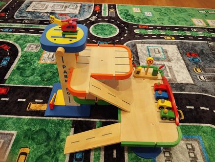 Drevená parkovacia garaz,