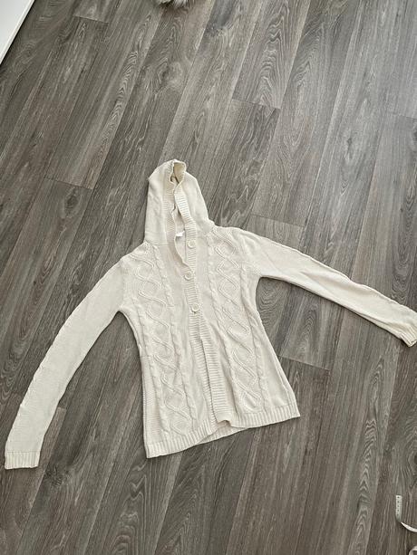 Biely sveter s kapucňou na gombíky, 146
