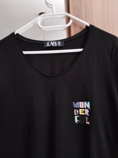 Efektne čierne tričko asymetrického strihu, s