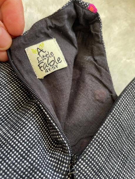 Cierno biele saty s vysivanymi kvetinkami, 110