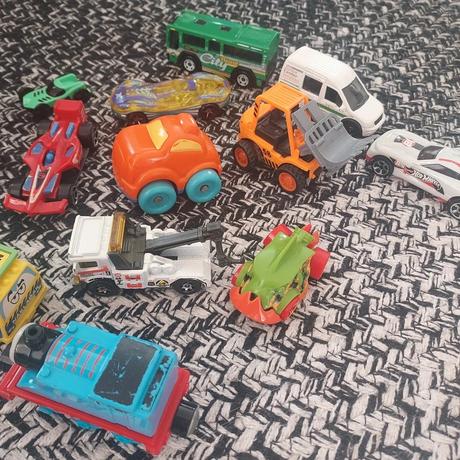 12ks autíčok + vláčik tomas,