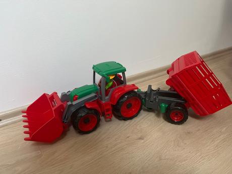Lena traktor s vlečkou,
