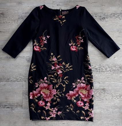 Šaty s vyšívanými kvietkami, 38