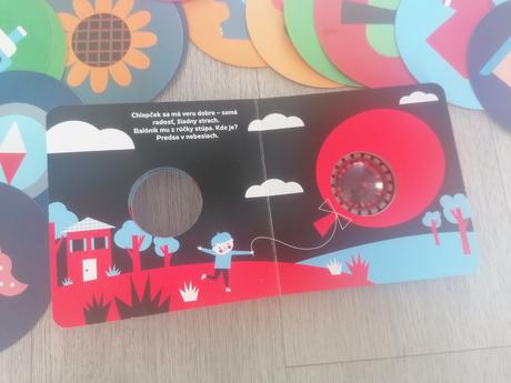 Kontrastna kniha s hrkalkou a karticky, 