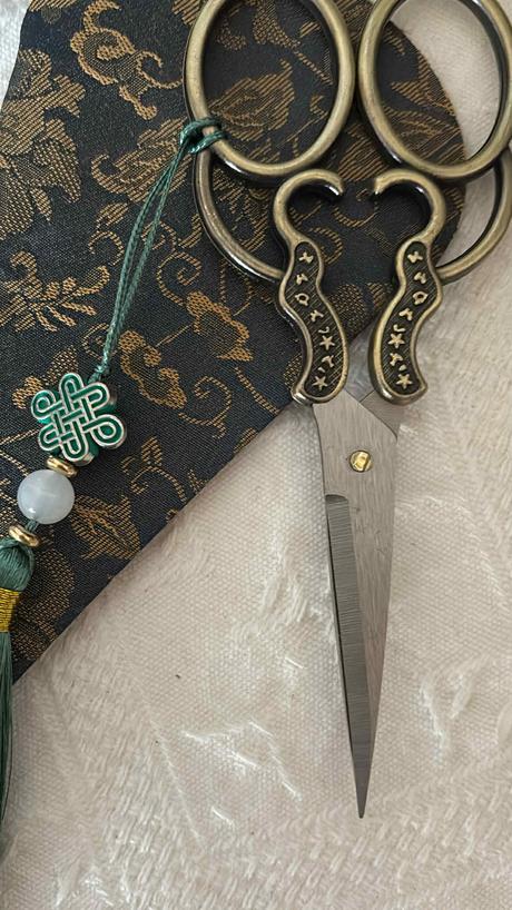 Bronzové vintage nožnice, zelený strapec a púzdro,