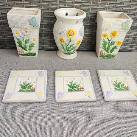 Sada keramické vazy a obrázky na stenu s kvietkami, 