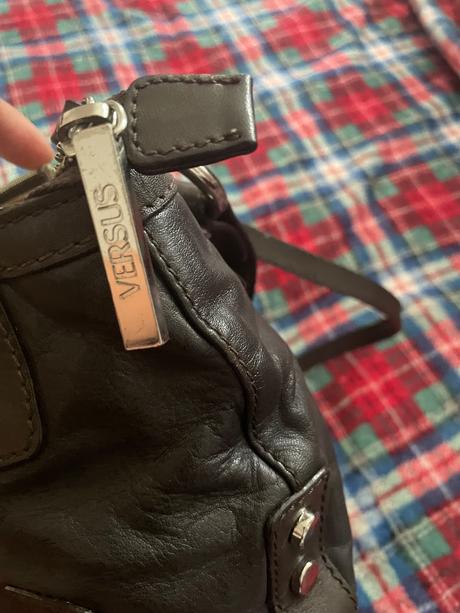 Versace versus kožená kabelka, versace