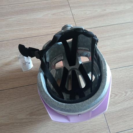 Cyklistická prilba, s