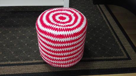 Pufík - háčkovaný. bielo-červený, 