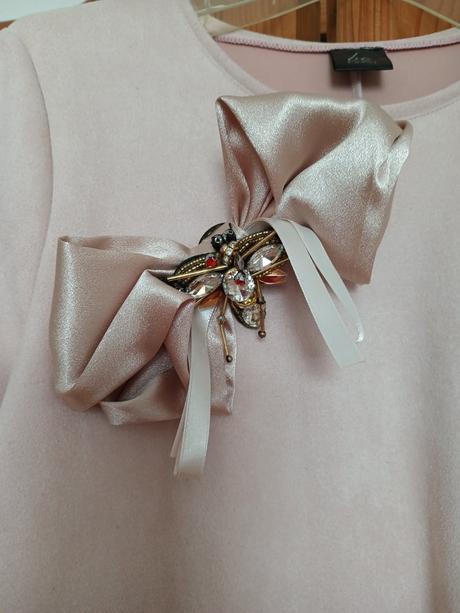 Krásne šaty s brošňou, s