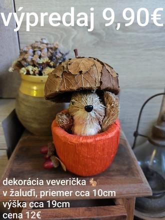 Krásna jesenná dekorácia veverička v žaluďi,
