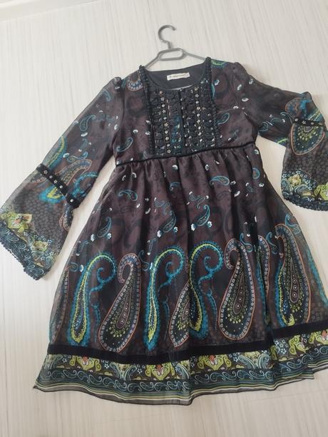 Šaty jaune rouge, l