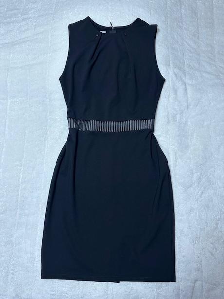 Krásne čierne šaty s pásom zn. magenta, m