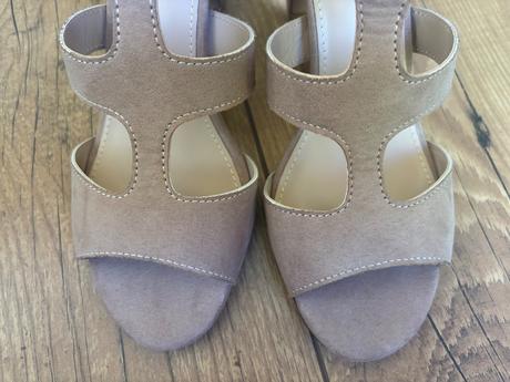 Sandále na podpätku nenosené, 37