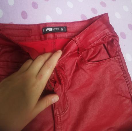 Nohavice lesklé červené, fishbone,m