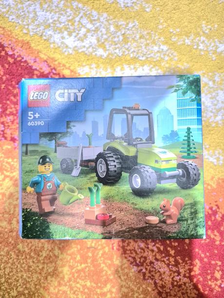 Lego city traktor s krabicou,