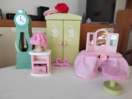 Spálňa do domčeka pre bábiky,