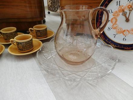 Sklený ružovkastý džbán-sklen.podnos jemný výbrus, 