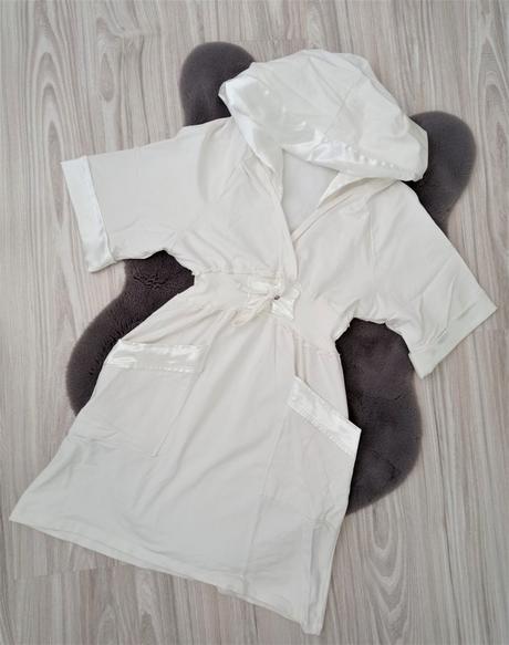 Zaujímavé šaty s kapucňou, s