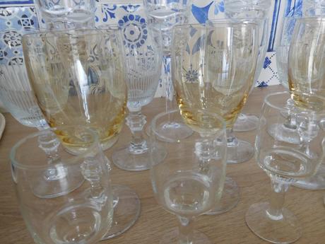 Sklenené poháre na nožičke, 