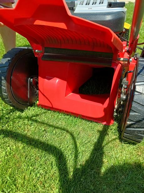 Hecht benzinová kosačka, 