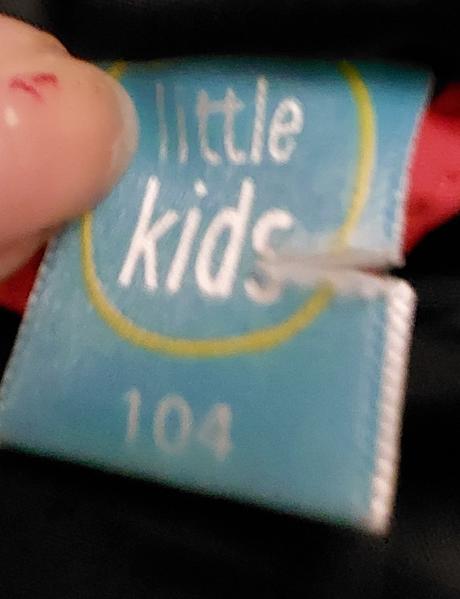 Červený prechodný kabátik, 104