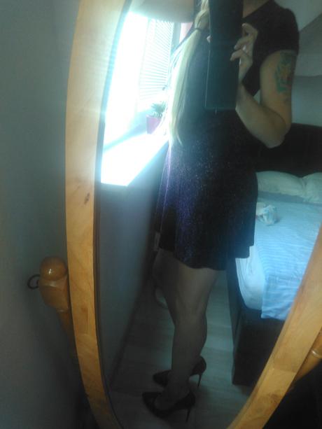 Fialové šaty s metalickým efektom, h&m,s