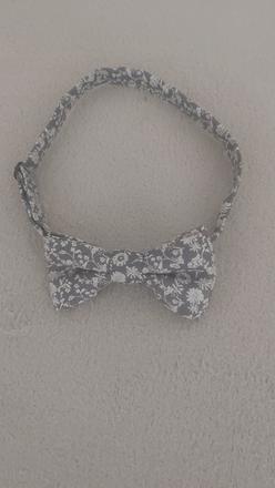 Motýlik ku košeli šedobiely, 