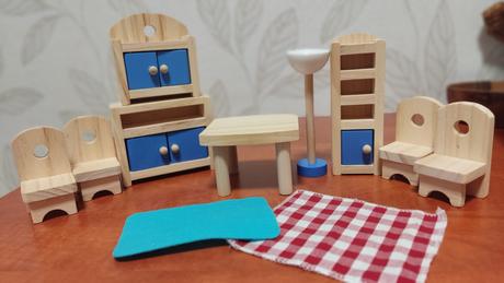 Drevený nábytok jedáleň hračka,