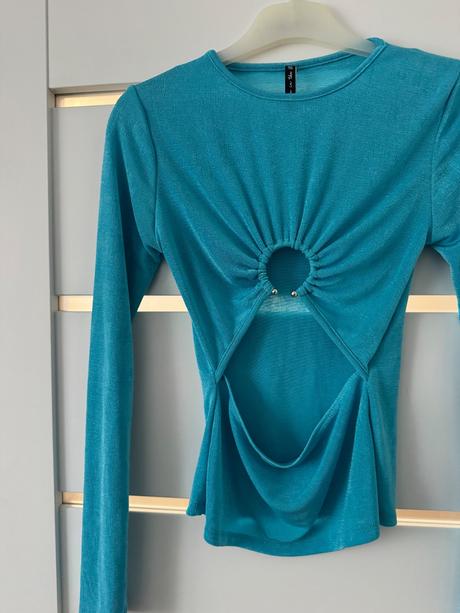 Nadherny top s vyrezom, s