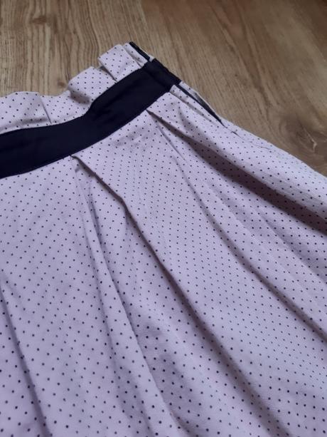 Skladaná bledorúžová bodkovaná sukňa, s